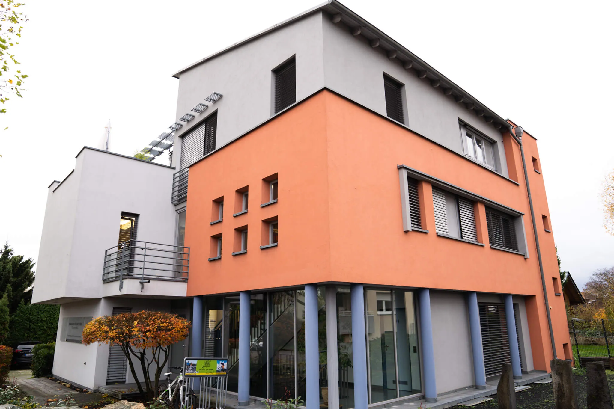 Außenansicht des Bürogebäudes des Kanzlei.